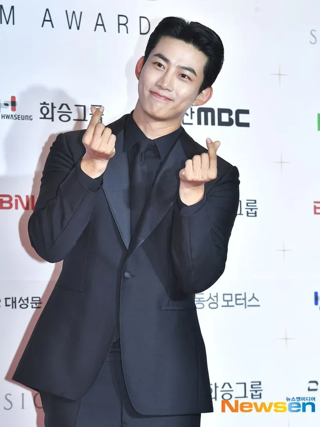 玉澤演比出雙手指愛心。翻攝Newsen