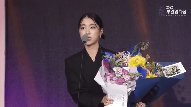 崔聖恩獲得女新人獎。翻攝NOW.