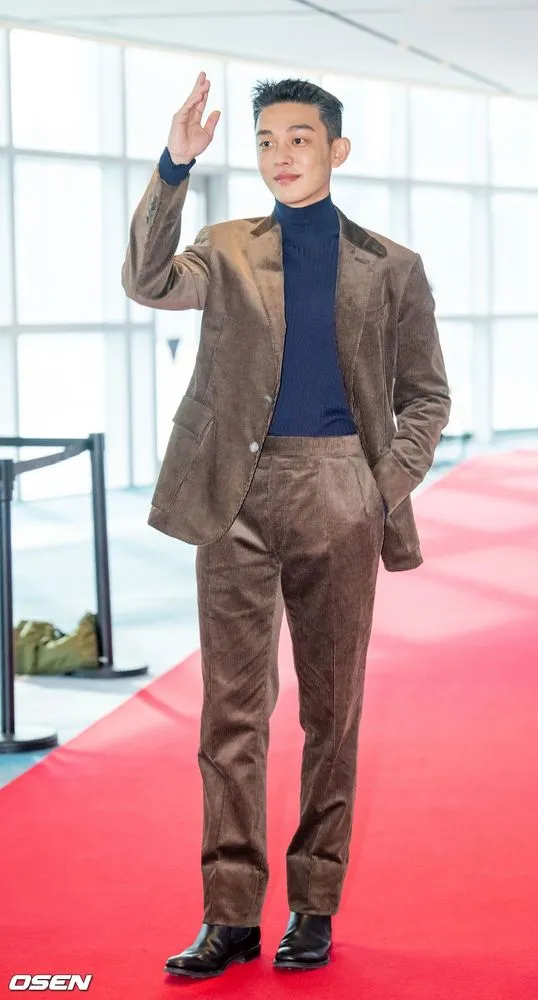 去年影帝得主劉亞仁身穿咖啡色西裝踏上星光大道。翻攝OSEN