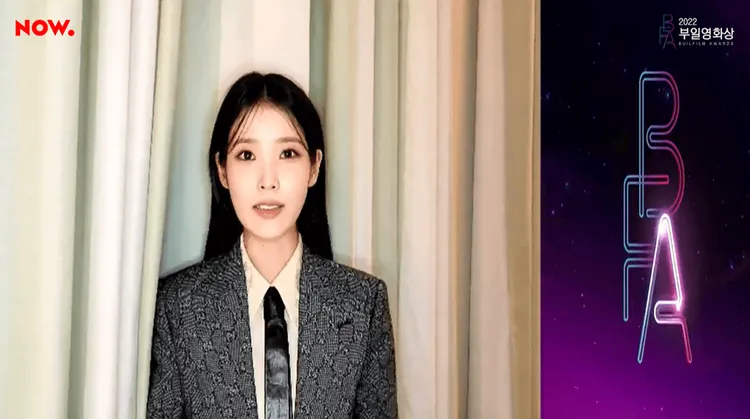 IU以《嬰兒轉運站》得到影迷票選的年度明星獎。翻攝NOW.