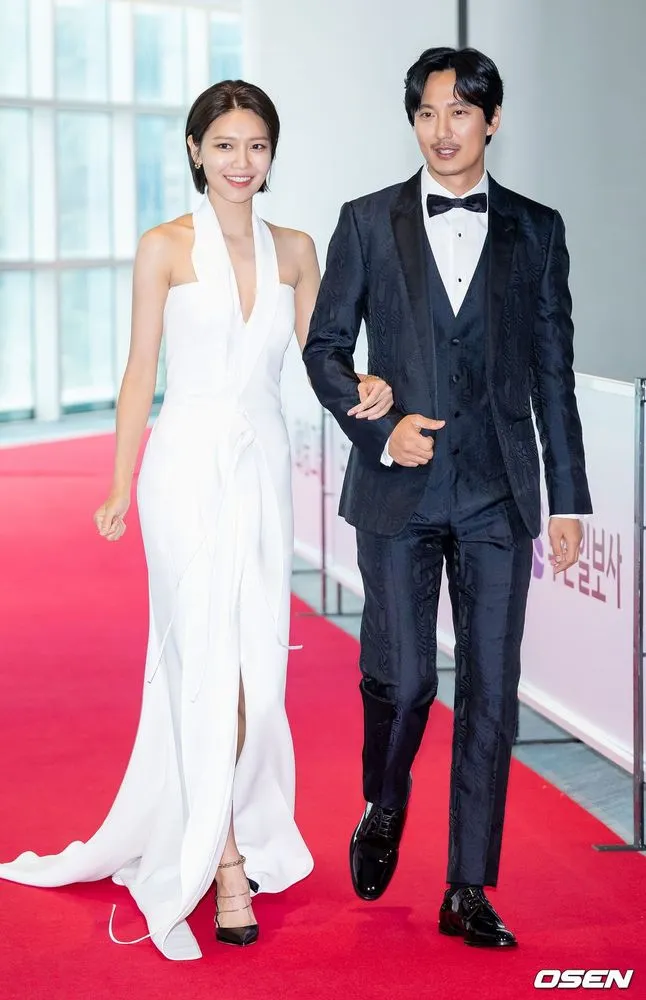 秀英（左）、金南佶擔任典禮主持人。翻攝OSEN