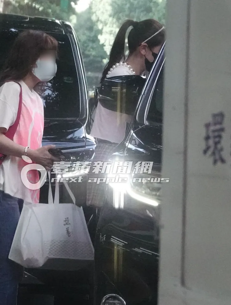 女友人一同搭上李晶晶（右）的座車。特勤中心攝