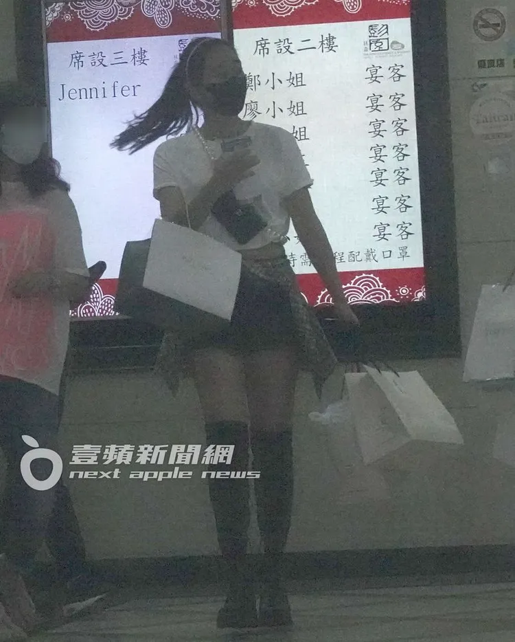 李晶晶（右）當天裝扮年輕，手提數個紙袋與友人們走出餐廳。特勤中心攝