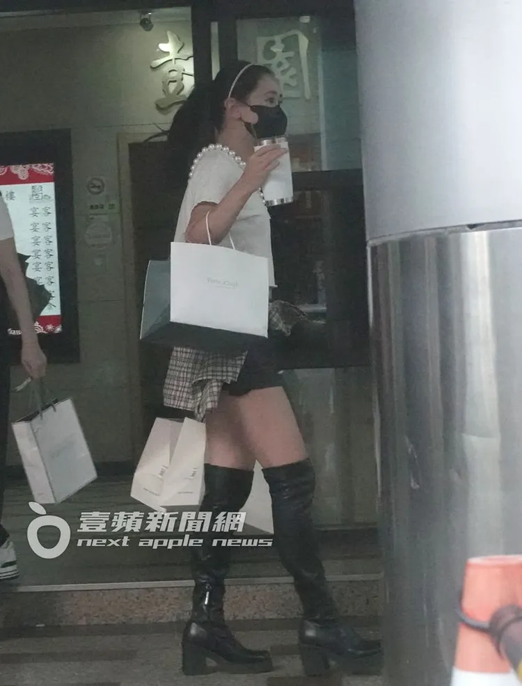 李晶晶提著迪化街甜點名店「滋養」紙袋，準備上車。特勤中心攝