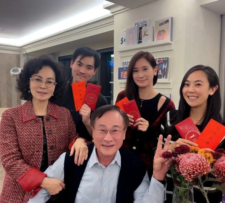 李晶晶（右二）的爸爸（中）是首都客運董事長李博文。翻攝jingjing6136 IG