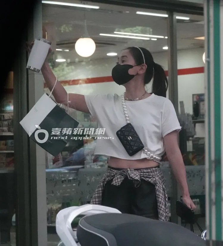 李晶晶又突然轉頭與友人道別。特勤中心攝