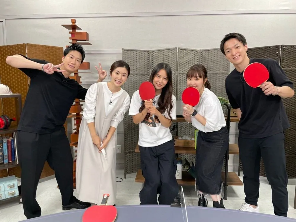 水谷隼(左起)、福原愛、女星白間美瑠、森薗美咲、松平賢二在桌球節目齊聚一堂。翻攝水谷隼推特