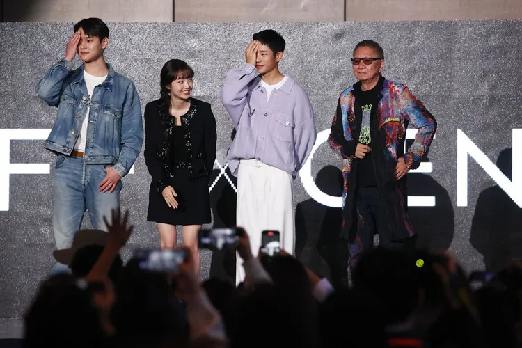 《異瞳》搶先在到釜山影展播放3集，導演三池崇史（右起）、丁海寅、金慧峻、高庚杓昨出席戶外座談與觀眾交流。韓聯社