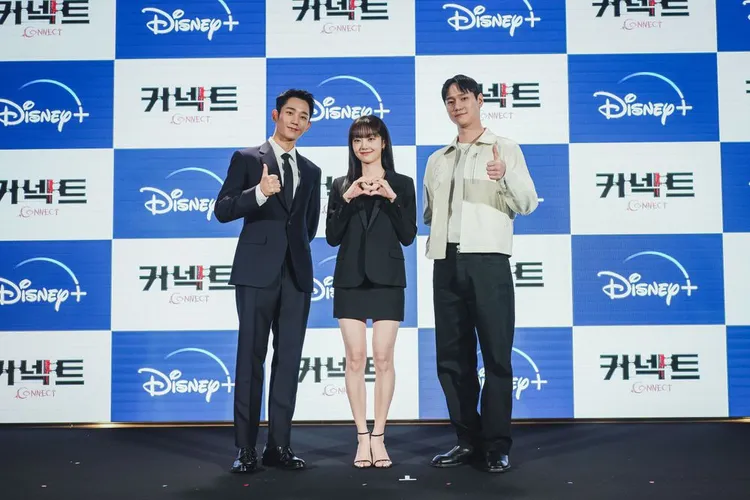 丁海寅（左起）、金慧峻、高庚杓主演《異瞳》。Disney+提供
