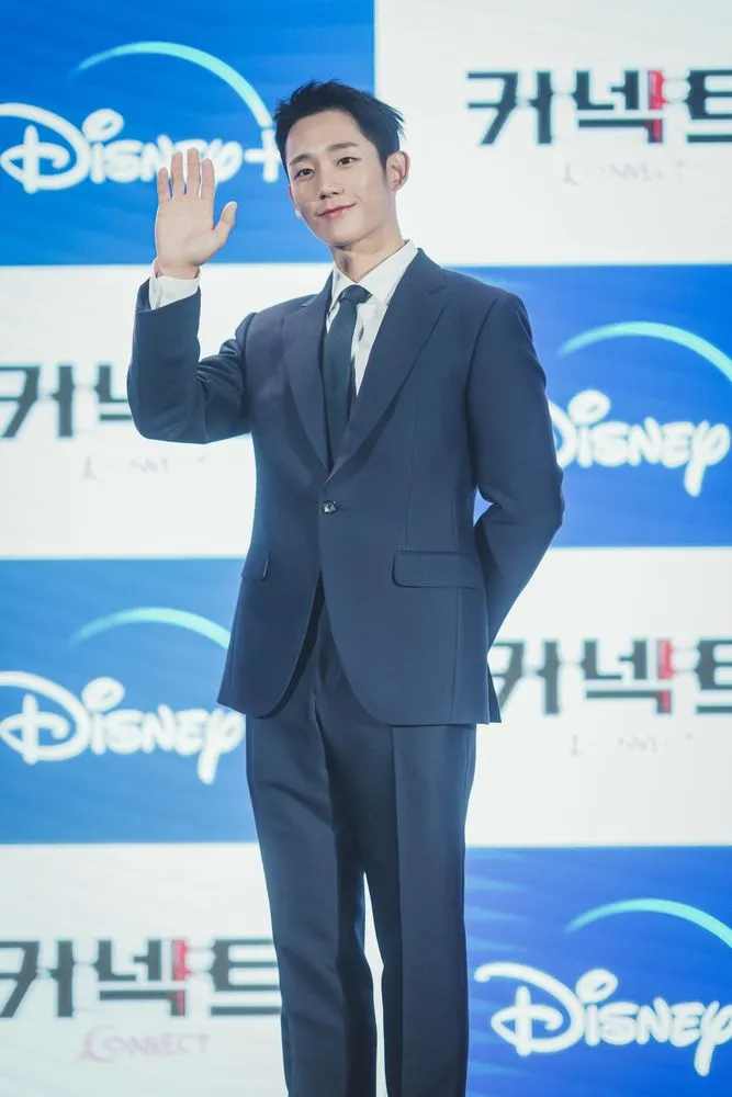 丁海寅帥氣現身記者會。Disney+提供