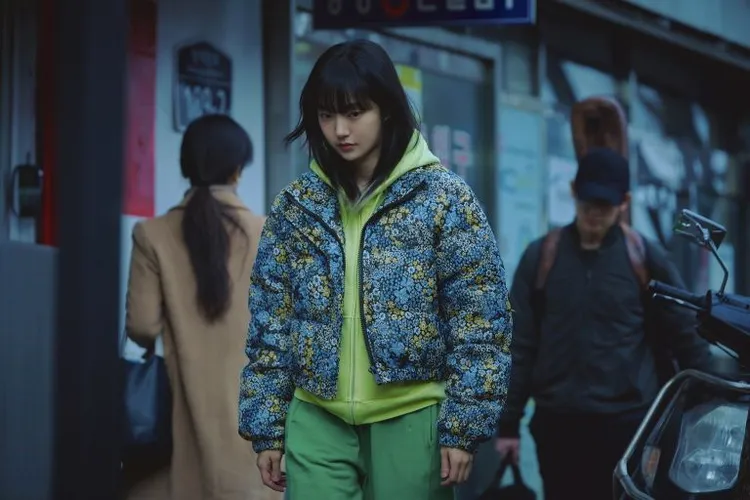 金慧峻劇中飾演幫助丁海寅的神祕少女。Disney+提供