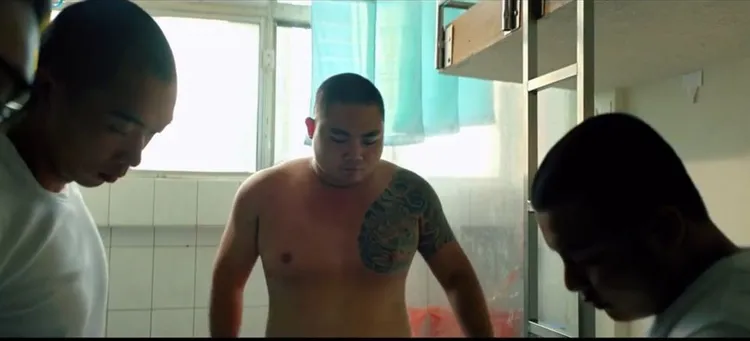 邱建鑫在電影中飾演「土龍」，被查出參與詐保。翻攝《陽光普照》