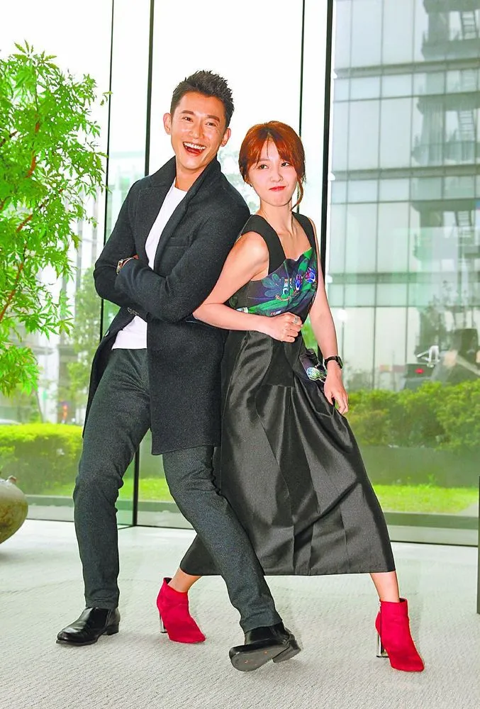 邵雨薇（右）和吳慷仁2017年合作《極品絕配》結緣。三立提供