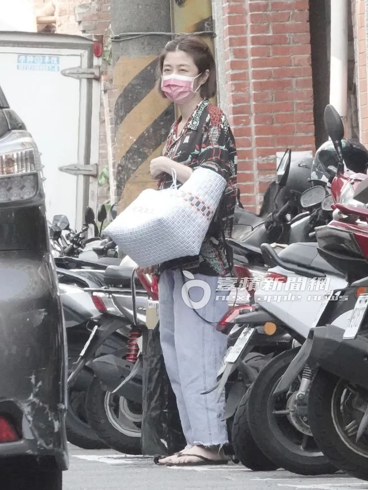 李維維站在路邊，似乎有些疲憊。特勤中心攝