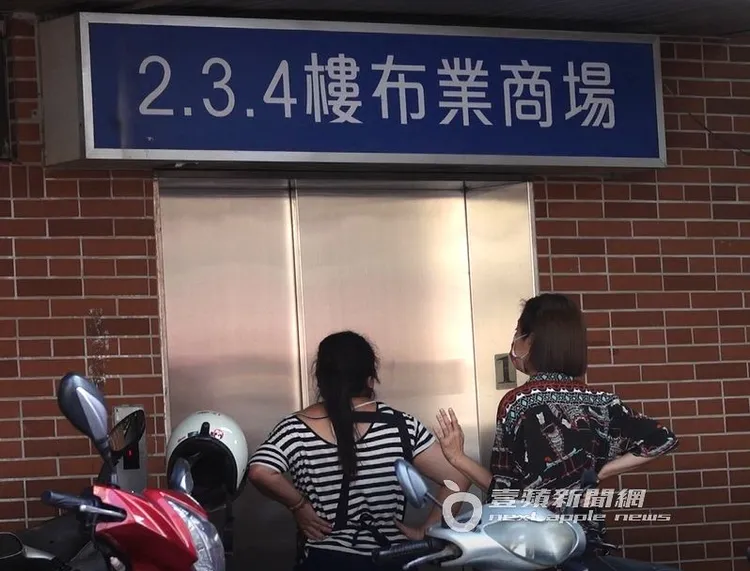 李維維準備搭電梯上樓到布業商場。特勤中心攝