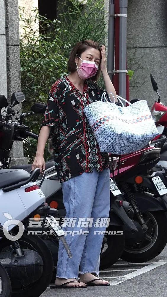 等待友人時，李維維摸著頭髮，打起哈欠。特勤中心攝