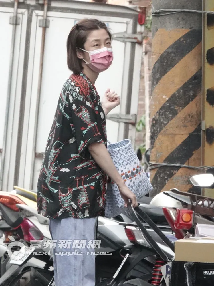 李維維拉著推車步出店外。特勤中心攝