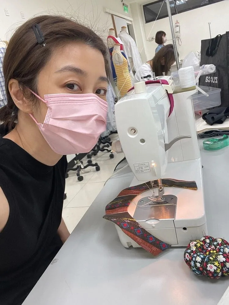 李維維正在上寵物衣進階課程。小菁提供