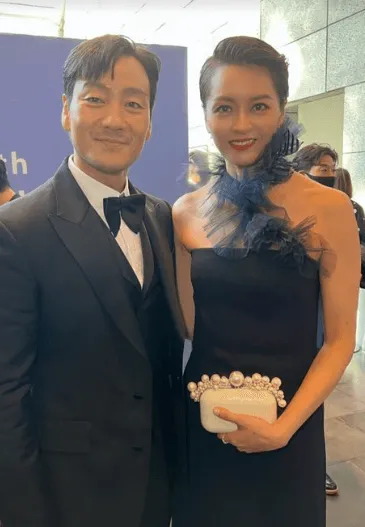 梁詠琪（右）在釜山影展與《魷魚遊戲》朴海秀（左）合影。翻攝自梁詠琪IG