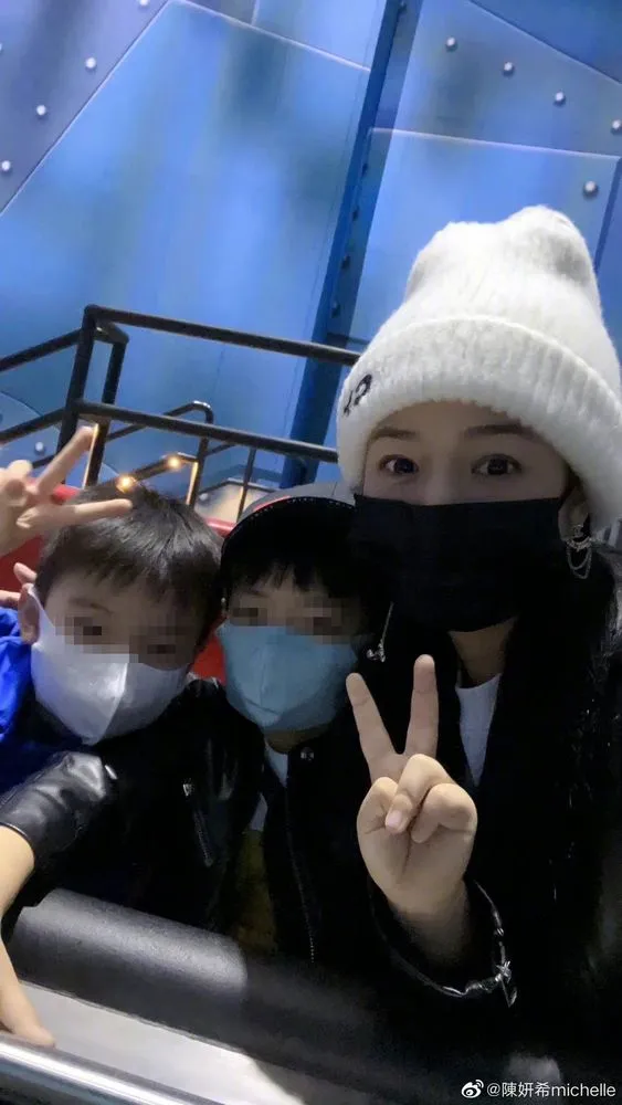 陳妍希今主動PO出小星星（中）無碼照，阿霞基於尊重還是打個碼。翻攝陳妍希微博