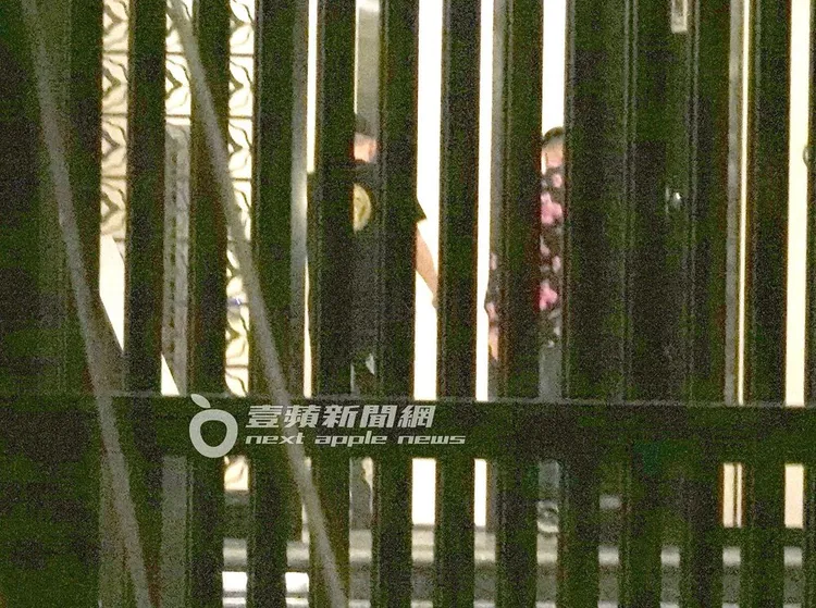 春風（左）與友人到內湖豪宅續攤。特勤中心攝