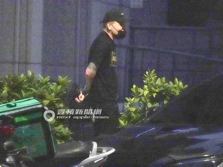 春風將手放在後面，緩慢走向車子，看起來十分悠閒放鬆。特勤中心攝