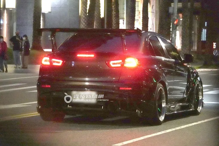 春風的三菱座駕Lancer EVO X，要價190萬元起，是許多日系車迷的夢想車款之一，尾翼高調相當有台灣風味。特勤中心攝