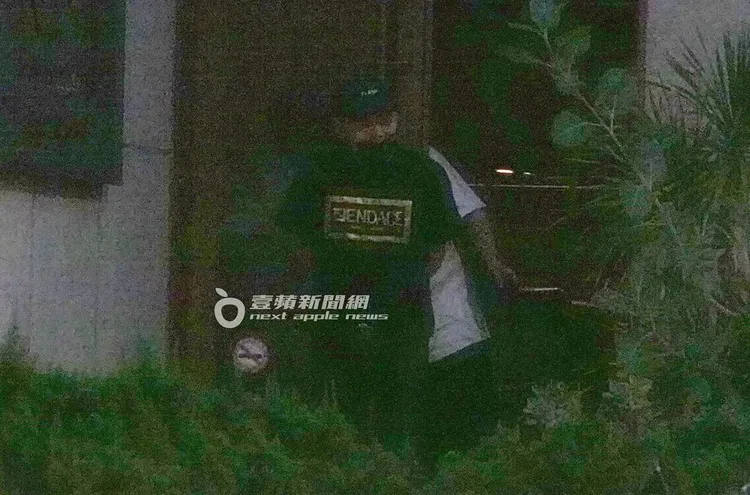 春風與友人一前一後步出雪茄館。特勤中心攝