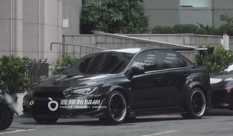 春風將座駕停至雪茄館外，尾翼相當高調十分吸睛。特勤中心攝