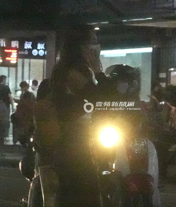 林襄邊講電話邊過馬路。特勤中心攝