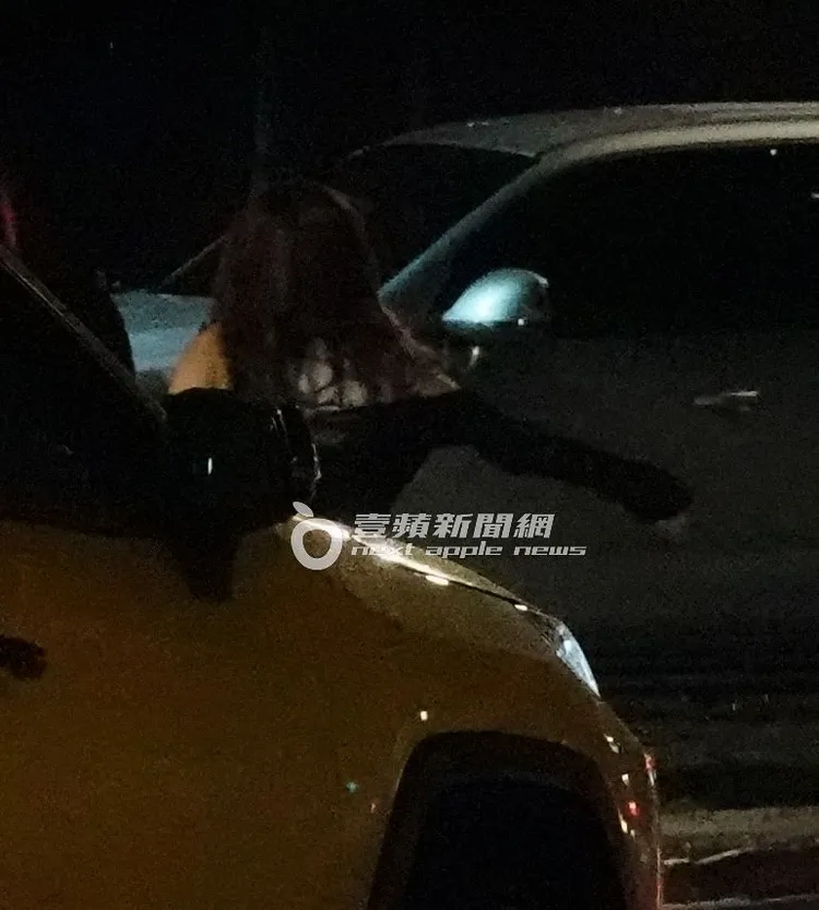 坐到內湖市區，林襄小跑步進經紀公司。特勤中心攝