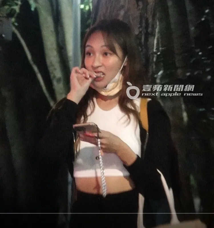 站在路邊等車的林襄索性咬起指甲。特勤中心攝