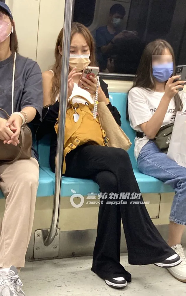 林襄坐捷運前往大直，一路上都沒被認出。特勤中心攝