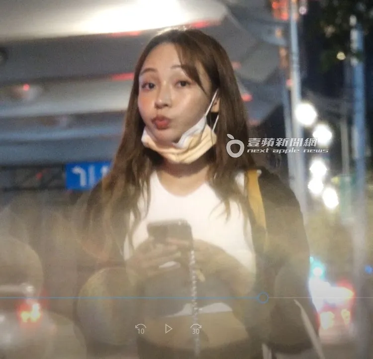 接著又嘟起嘴來，表情可愛。特勤中心攝