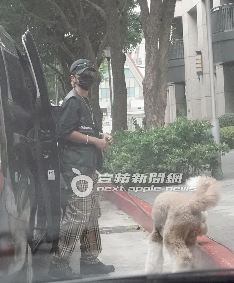 羅志祥牽著愛犬Yuki下車。特勤中心攝