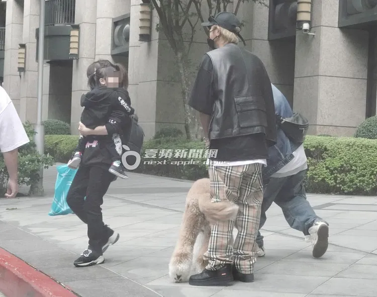 羅志祥（中）與被媽媽抱著的小女孩熱情打招呼。特勤中心攝0