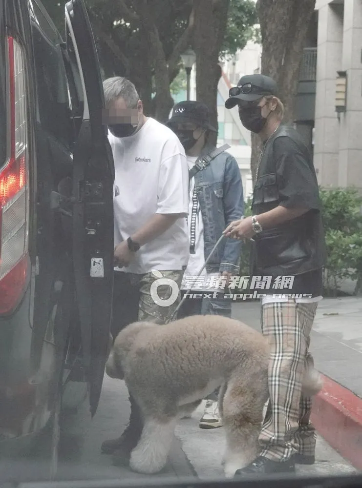 羅志祥（右）牽著Yuki準備上車。特勤中心攝