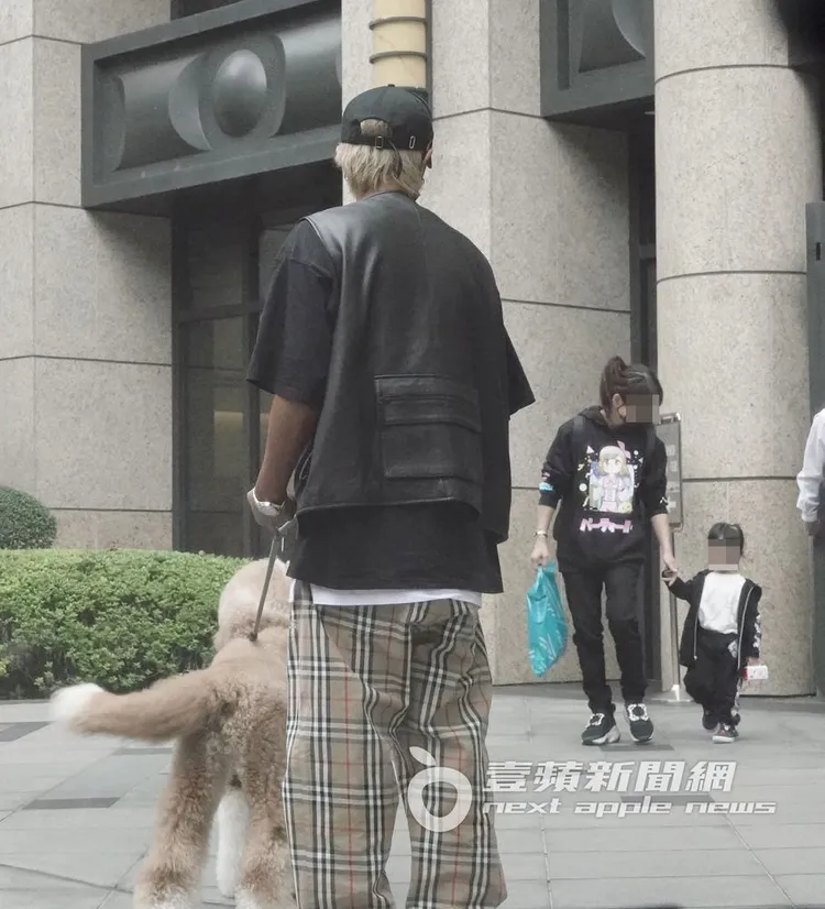 羅志祥（左）牽著Yuki迎接一對剛出門的母女上車。特勤中心攝