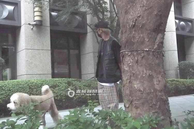 羅志祥牽著活潑好動且十分興奮的Yuki。特勤中心攝