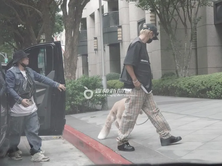 星友楊琳（左）從副駕下來，緊跟在羅志祥及Yuki後面。特勤中心攝