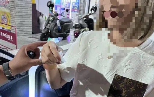 LV女趕飯局違停路邊遭查 駕駛座「硬式菸盒」有毒被送辦