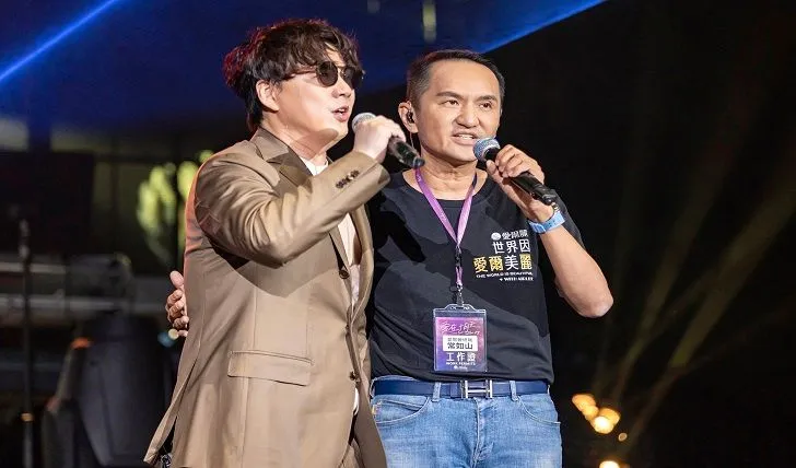 爱尔丽举办公益演唱会,常如山与萧煌奇合唱〈你是我的眼〉。