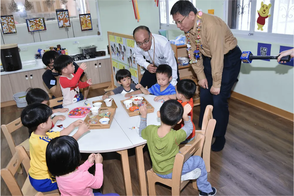 臺北市長柯文哲(右)、教育局長曾燦金(中)參加螢橋非營利幼兒園揭牌活動時,入班了解幼兒上課情形。