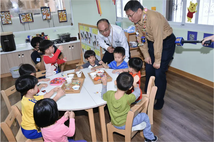 臺北市長柯文哲（右）、教育局長曾燦金（中）參加螢橋非營利幼兒園揭牌活動時，入班了解幼兒上課情形。