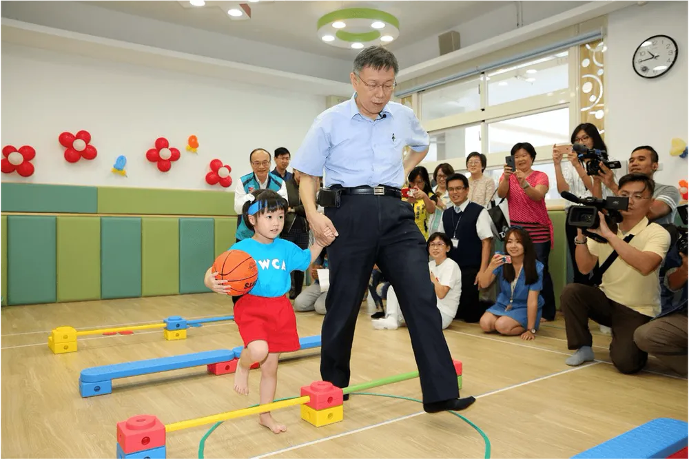 臺北市長柯文哲(中)、教育局長曾燦金(後)參加吉中非營利幼兒園揭牌活動時,入班體驗幼生課程內容。