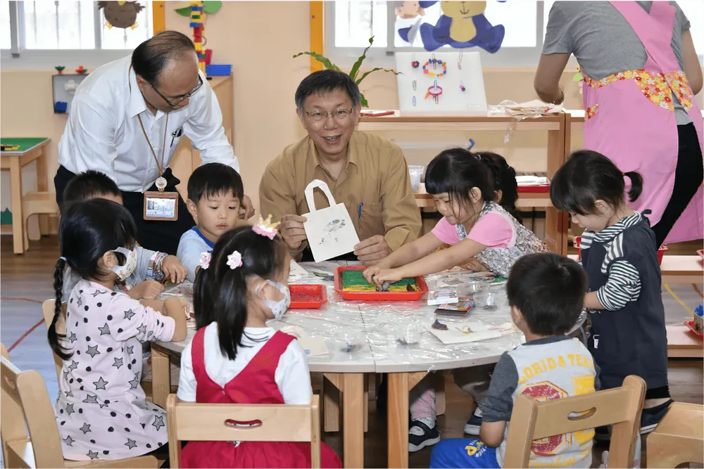 臺北市長柯文哲(中)、教育局長曾燦金(左)參加螢橋非營利幼兒園揭牌活動時,實地體驗幼生學習內容。