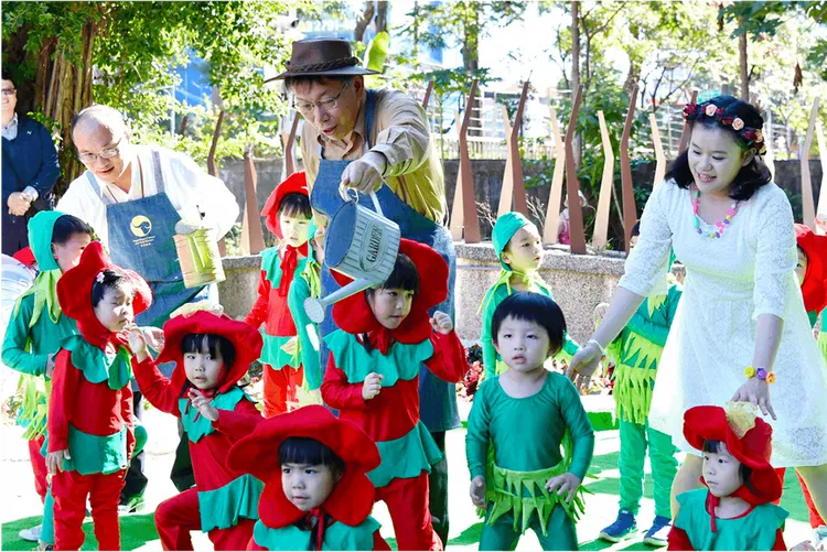 臺北市長柯文哲（中）、教育局長曾燦金（左）參加螢橋非營利幼兒園揭牌活動。