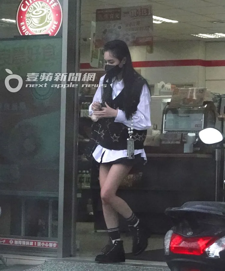 王思佳離開超商，綿綿陰雨的天氣不打算撐傘，快步上車。特勤中心攝