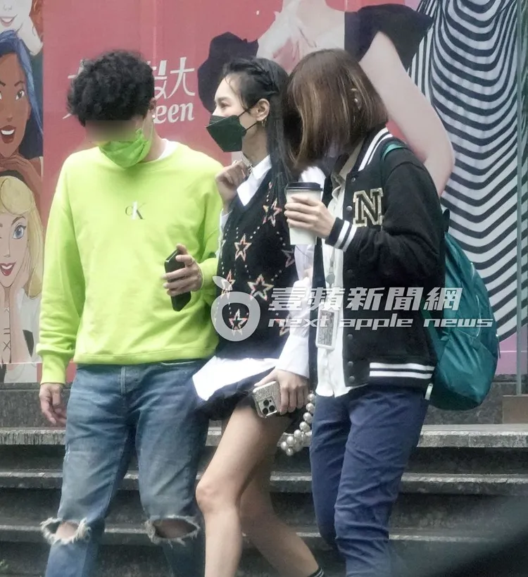 剛結束錄影的王思佳（中）從電視台走出，與工作人員交談。特勤中心攝