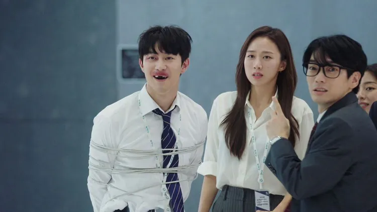 郭東延（左）首集就摔斷門牙、撞到嘴唇紅腫，不計形象搞笑。龍華電視提供